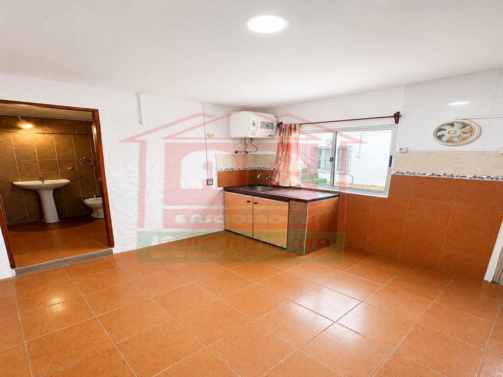  Se alquila cómodo apartamento sobre calle Libertad, ubicado a pocos metros de todos los servicios que necesitás para tu día a día