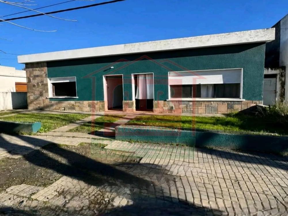 📍 Sobre calle José Artigas, en plena zona céntrica de Miguelete, sobre la principal, en una ubicación privilegiada, con todo al alcance de la mano.
